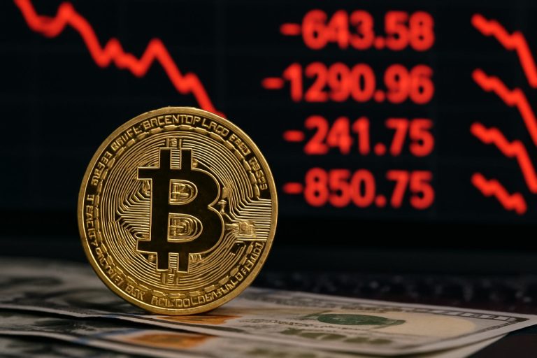 暗号ショック：ビットコインが10万ドル近辺で推移する中、1300億ドルが市場から消失—投資家にとって次は何か？